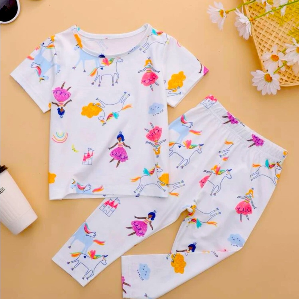 Baby girl figure and unicorn print tee with pants